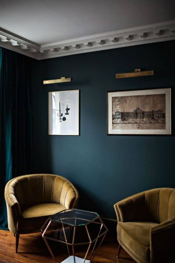 Rich, dark and moody wall colors will be a hot home trend in 2018. Isn't this dark navy to die for!!