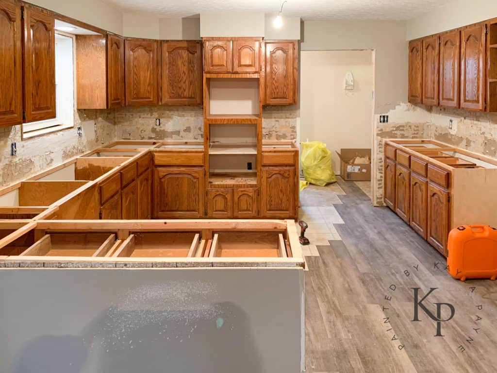 bye bye honey oak cabinets! updating oak cabinets with paint!