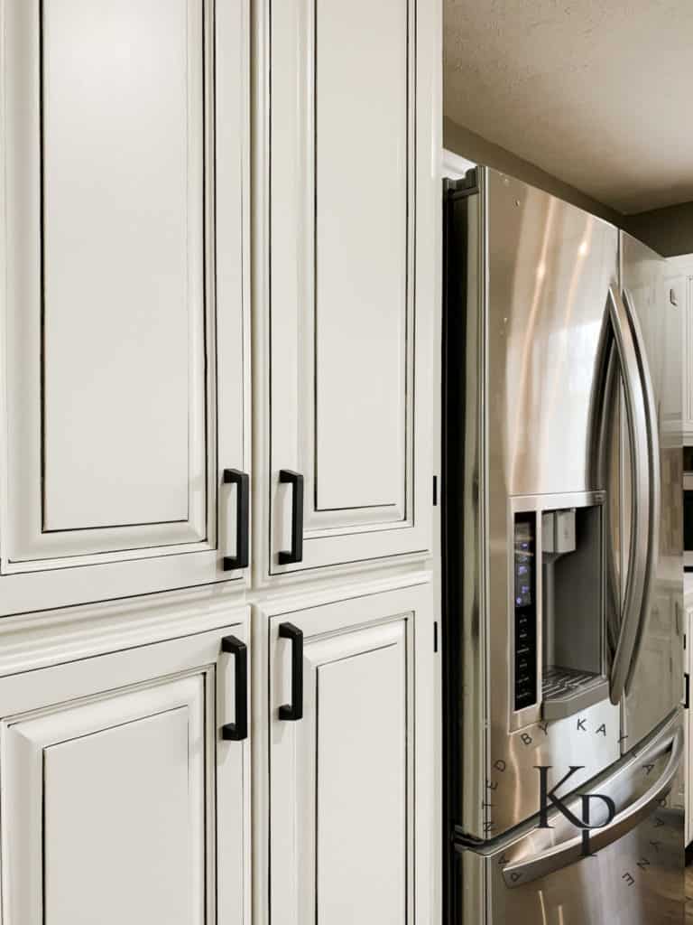 black cabinet pulls on white cabinets, white cabinets with black glaze, black glazed cabinets, gray inked cabinets