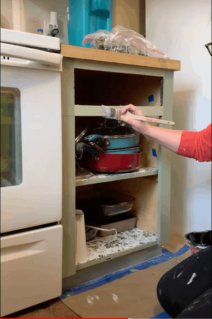 kartáčování advance na kuchyňské linky, pomocí ben moore advance na skříně, ben moore advance cabinet paint, zelené spodní skříňky, zelené kuchyňské skříňky, dvoubarevné kuchyňské skříňky, jak překreslit skříně, můžete překreslit skříně, které již byly natřeny