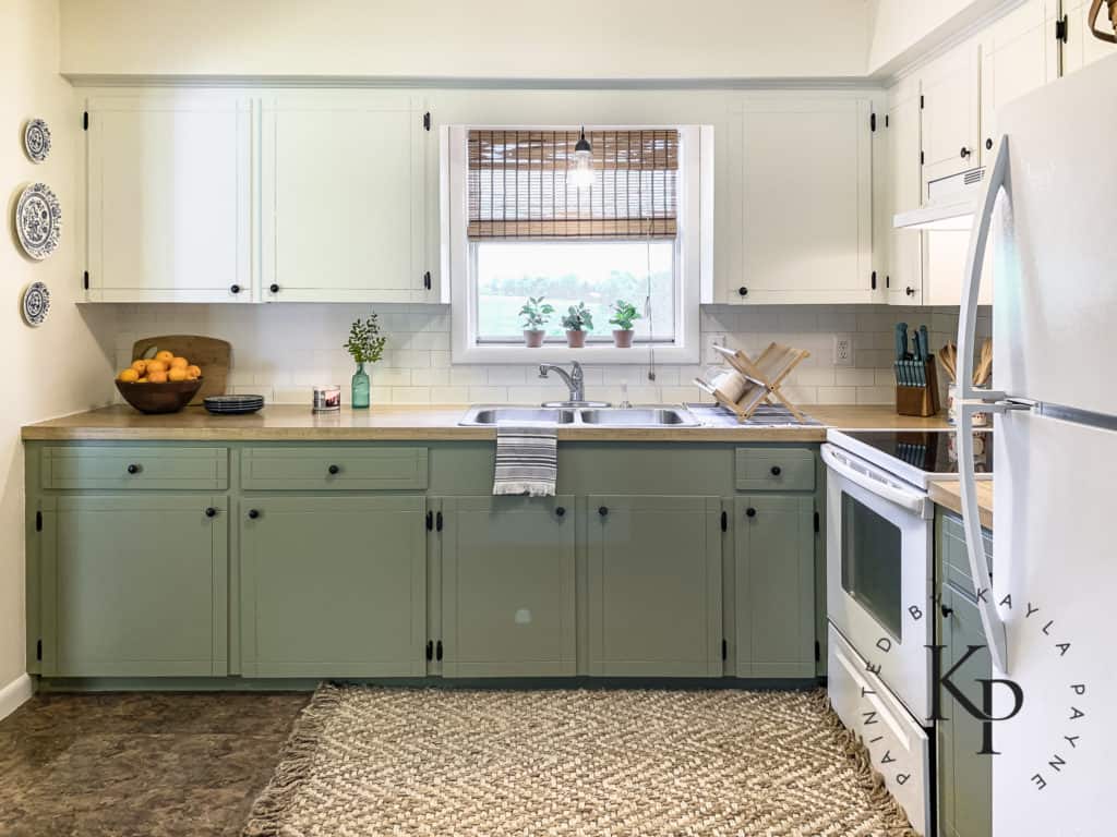 hogyan készítsünk egy kis konyhát nagyobbnak, költségvetési konyha átalakítása, konyha előtt és után, két tónusú szekrények a konyhában, zöld konyhaszekrények, sherwin williams green onyx, sherwin williams ivory lace szekrények