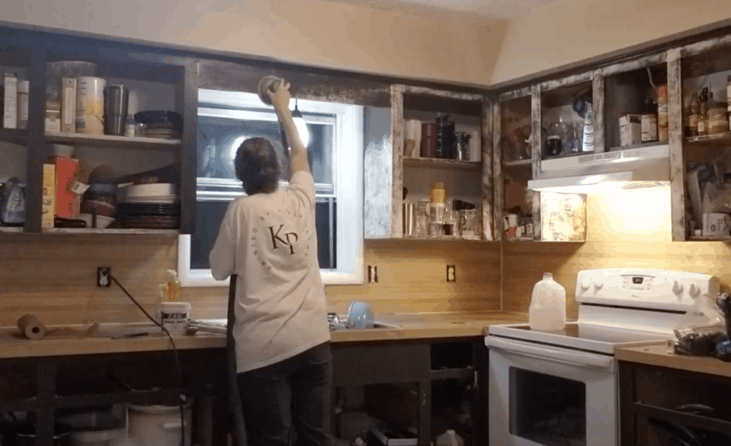 sådan slibes gammel kabinetmaling, hvordan man maler køkkenskabe igen