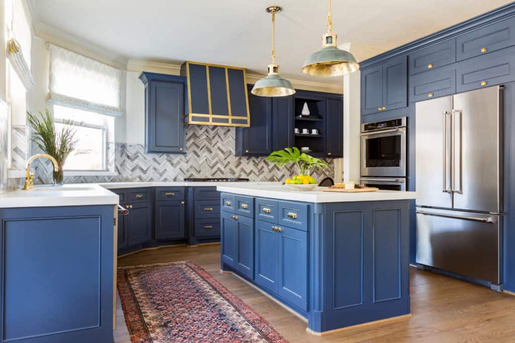 kitchen cabinets benjamin moore hale navy 